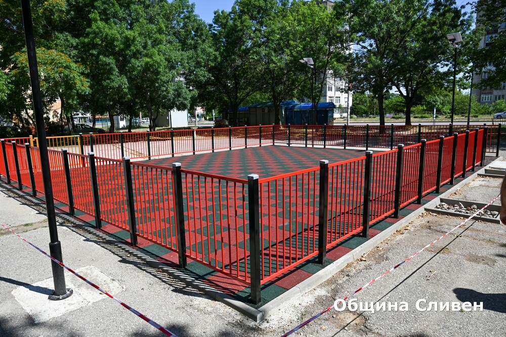 До дни монтират новите съоръжения на детската площадка в квартал “Стоян Заимов” в Сливен