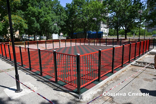До дни монтират новите съоръжения на детската площадка в квартал “Стоян Заимов” в Сливен