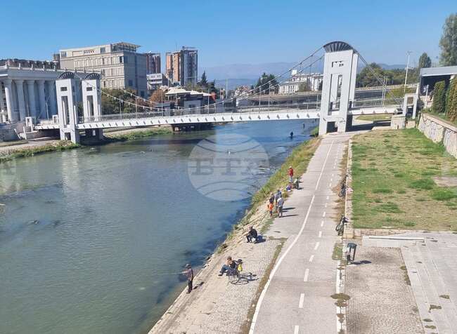 Пластмасови отпадъци задръстиха р. Вардар в Северна Македония
