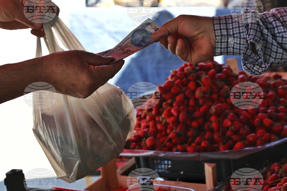 Ново изискване задължава търговците на кварталните пазари в Турция да имат устройства за плащане с карта