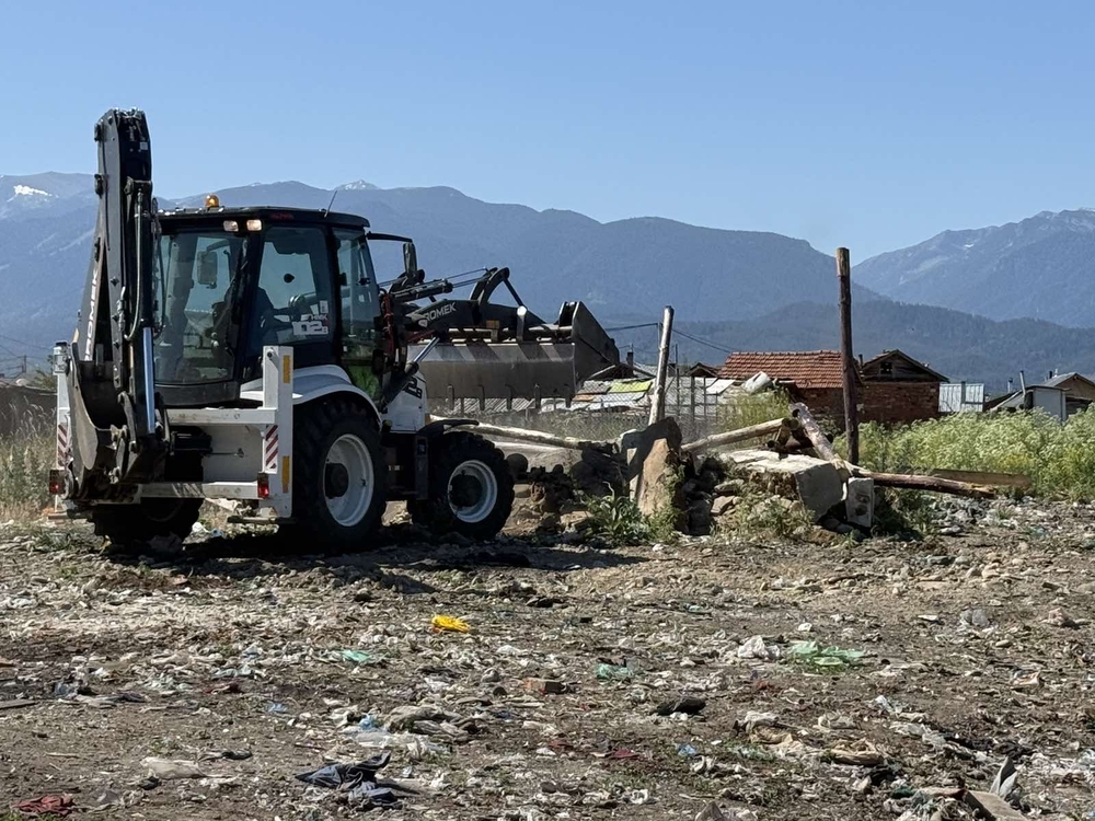 В „Седми квартал“ в Самоков са премахнати незаконни постройки