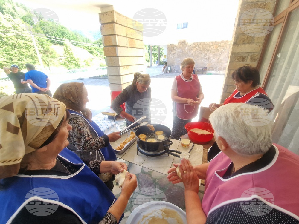 Десетки туристи и жители на село Арда се събраха на домашно приготвени мекици пред читалище „Извор“ 
