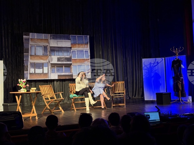 Училищният самоковски театър „Фантастиш“ представи пред публика пиесата „Панелен рай 13“