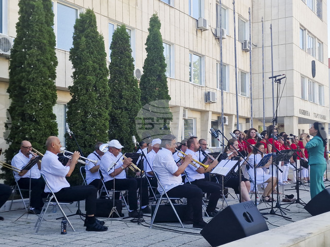 Духовият оркестър и Женският хор при Община Търговище подариха съвместен летен концерт на жителите и гостите на града 