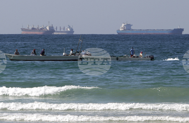 Иран съобщи за танкер, който потъва в Ормузкия проток, след като е бил поразен