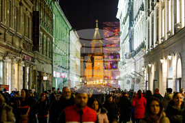 Румъния - Спектакъл с акробатика и светлини събра хиляди на площад "Унири" в Тимишоара, Снимка/ MIHAITOTH@2023