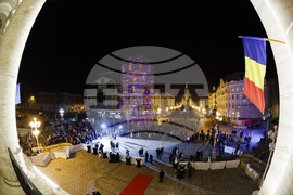 Румъния - Спектакъл с акробатика и светлини събра хиляди на площад "Унири" в Тимишоара, Снимка/ MIHAITOTH@2023