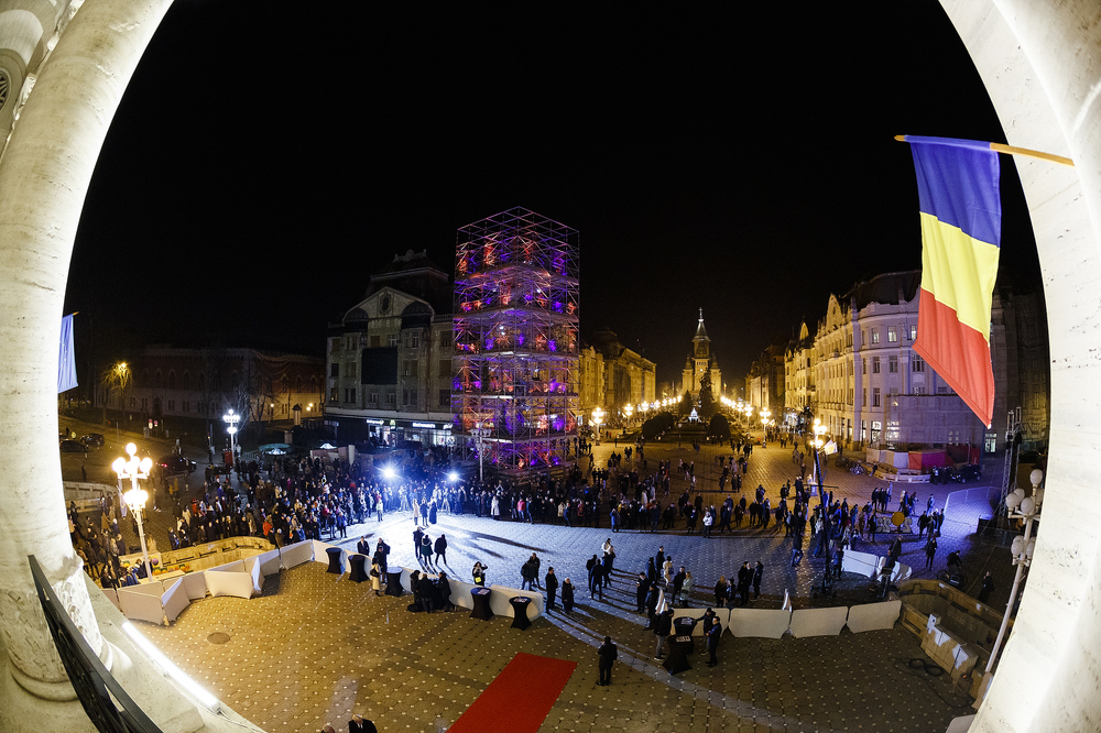 Румъния - Спектакъл с акробатика и светлини събра хиляди на площад "Унири" в Тимишоара, Снимка/ MIHAITOTH@2023