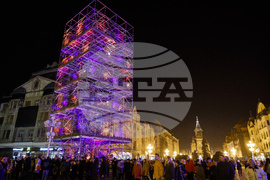 Румъния - Спектакъл с акробатика и светлини събра хиляди на площад "Унири" в Тимишоара, Снимка/ MIHAITOTH@2023