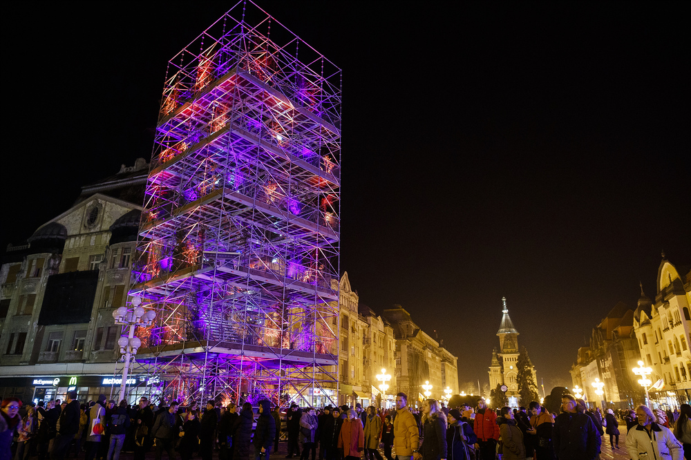Румъния - Спектакъл с акробатика и светлини събра хиляди на площад "Унири" в Тимишоара, Снимка/ MIHAITOTH@2023