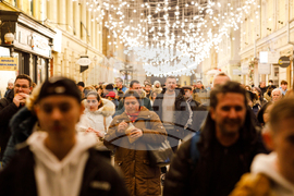 Румъния - Спектакъл с акробатика и светлини събра хиляди на площад "Унири" в Тимишоара, Снимка/ MIHAITOTH@2023