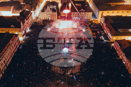 Румъния - Спектакъл с акробатика и светлини събра хиляди на площад "Унири" в Тимишоара, Снимка/ MIHAITOTH@2023