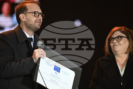 Румъния - Спектакъл с акробатика и светлини събра хиляди на площад "Унири" в Тимишоара, Снимка/ MIHAITOTH@2023