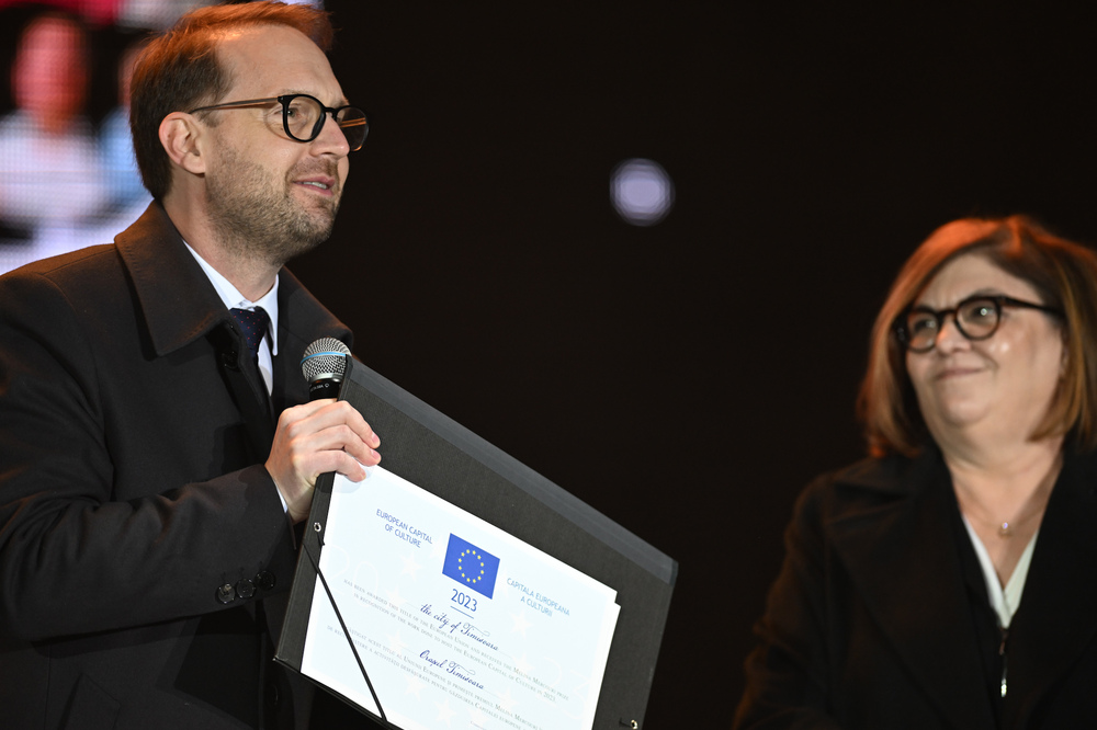 Румъния - Спектакъл с акробатика и светлини събра хиляди на площад "Унири" в Тимишоара, Снимка/ MIHAITOTH@2023