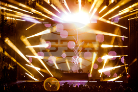 Румъния - Спектакъл с акробатика и светлини събра хиляди на площад "Унири" в Тимишоара, Снимка/ MIHAITOTH@2023