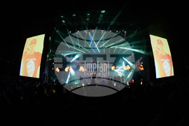 Румъния - Спектакъл с акробатика и светлини събра хиляди на площад "Унири" в Тимишоара, Снимка/ MIHAITOTH@2023