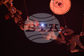 Румъния - Спектакъл с акробатика и светлини събра хиляди на площад "Унири" в Тимишоара, Снимка/ MIHAITOTH@2023