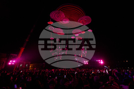 Румъния - Спектакъл с акробатика и светлини събра хиляди на площад "Унири" в Тимишоара, Снимка/ MIHAITOTH@2023