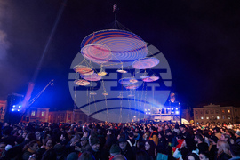 Румъния - Спектакъл с акробатика и светлини събра хиляди на площад "Унири" в Тимишоара, Снимка/ MIHAITOTH@2023