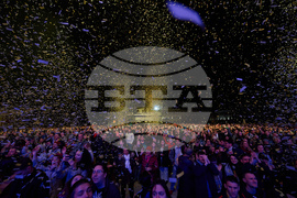 Румъния - Спектакъл с акробатика и светлини събра хиляди на площад "Унири" в Тимишоара, Снимка/ MIHAITOTH@2023