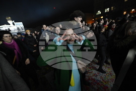 Румъния - Спектакъл с акробатика и светлини събра хиляди на площад "Унири" в Тимишоара, Снимка/ MIHAITOTH@2023