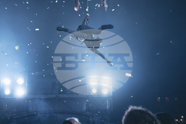 Румъния - Спектакъл с акробатика и светлини събра хиляди на площад "Унири" в Тимишоара, Снимка/ MIHAITOTH@2023