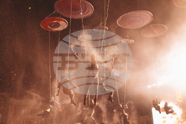 Румъния - Спектакъл с акробатика и светлини събра хиляди на площад "Унири" в Тимишоара, Снимка/ MIHAITOTH@2023