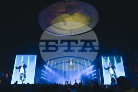 Румъния - Спектакъл с акробатика и светлини събра хиляди на площад "Унири" в Тимишоара, Снимка/ MIHAITOTH@2023