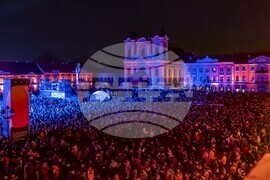 Румъния - Спектакъл с акробатика и светлини събра хиляди на площад "Унири" в Тимишоара, Снимка/ MIHAITOTH@2023