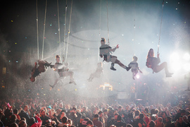 Румъния - Спектакъл с акробатика и светлини събра хиляди на площад "Унири" в Тимишоара, Снимка/ MIHAITOTH@2023