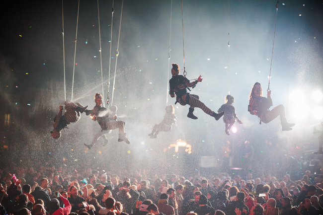 Румъния - Спектакъл с акробатика и светлини събра хиляди на площад "Унири" в Тимишоара, Снимки/ MIHAITOTH@2023