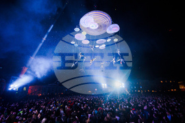 Румъния - Спектакъл с акробатика и светлини събра хиляди на площад "Унири" в Тимишоара, Снимка/ MIHAITOTH@2023