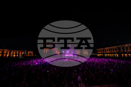Румъния - Спектакъл с акробатика и светлини събра хиляди на площад "Унири" в Тимишоара, Снимка/ MIHAITOTH@2023