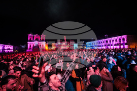 Румъния - Спектакъл с акробатика и светлини събра хиляди на площад "Унири" в Тимишоара, Снимка/ MIHAITOTH@2023