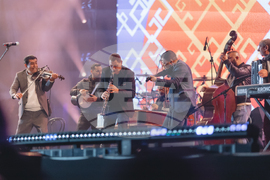 Румъния - Спектакъл с акробатика и светлини събра хиляди на площад "Унири" в Тимишоара, Снимка/ MIHAITOTH@2023