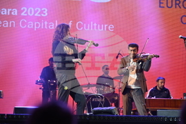 Румъния - Спектакъл с акробатика и светлини събра хиляди на площад "Унири" в Тимишоара, Снимка/ MIHAITOTH@2023