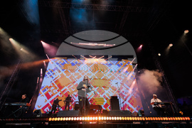 Румъния - Спектакъл с акробатика и светлини събра хиляди на площад "Унири" в Тимишоара, Снимка/ MIHAITOTH@2023