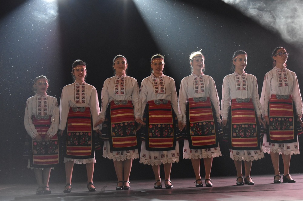 Танцьорите от Група за народни танци „7/8ми“ в Бордо, Франция, отбелязаха края на първия си танцов и творчески сезон 