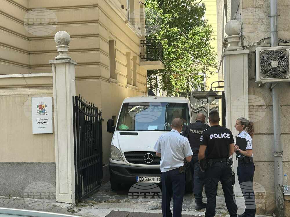 Служители на Антикорупционната комисия извършват обиски в Столичната община