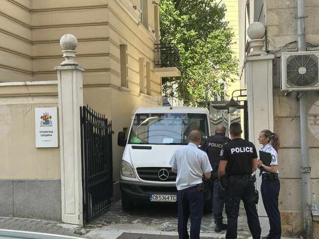 Служители на Антикорупционната комисия извършват обиски в Столичната община