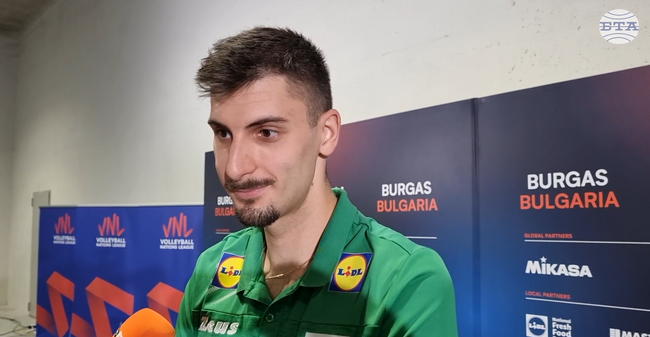 Волейболният национал Алекс Грозданов: „Играем в България – няма как настроението да е лошо“ 