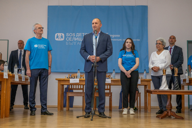 SOS Детски селища България празнува 35-ти рожден ден с шахматен сеанс, с Нургюл Салимова и Президента Румен Радев