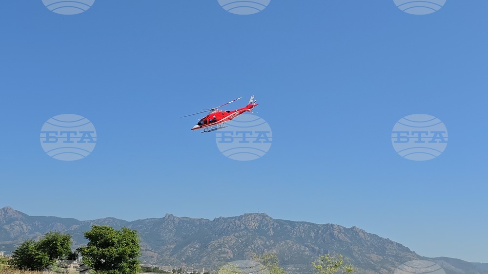 Медицински хеликоптер лети опознавателно над планината край Сливен