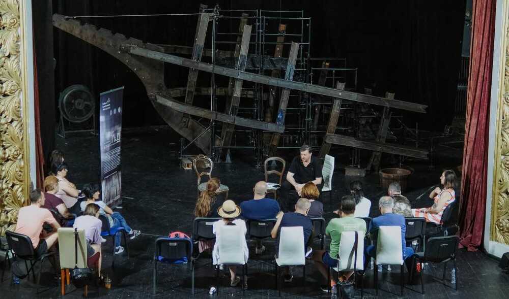 Дипломират се магистри в Академията за музикално, танцово и изобразително изкуство „Проф. Асен Диамандиев“ 