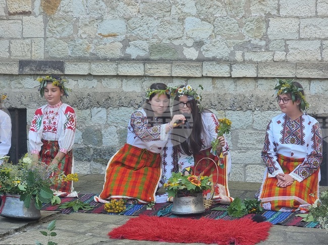 Деца представиха вярванията и обичаите на Еньовден с възстановка в Кърджалийския исторически музей 