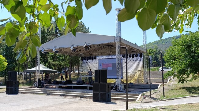 Община Шумен: Изградена е сцената за концерта на група D2