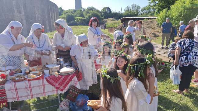 Самодейки и деца от детски градини празнуваха заедно Еньовден в Силистра