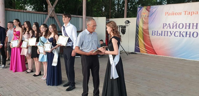 Тараклия изпрати випуск 2025 с последен валс и празнична заря