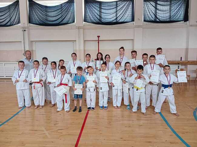 Босилеградски каратисти спечелиха 19 медала на турнира „Босилеград Оупън 2025“