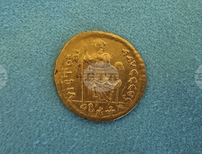 Откритата на сливенската крепост "Туида" златна монета е на император Юстин II, установиха археолози